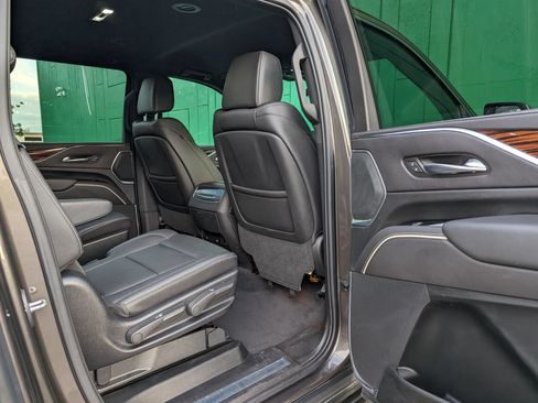 Used 2021 Cadillac Escalade ESV Luxury AWD/4WD image 9