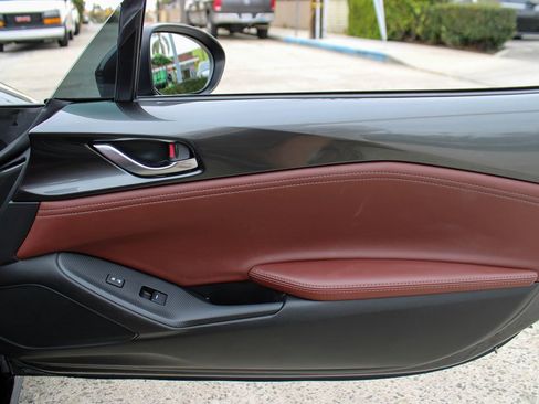 Used 2019 MAZDA MX-5 Miata RF Grand Touring image 35