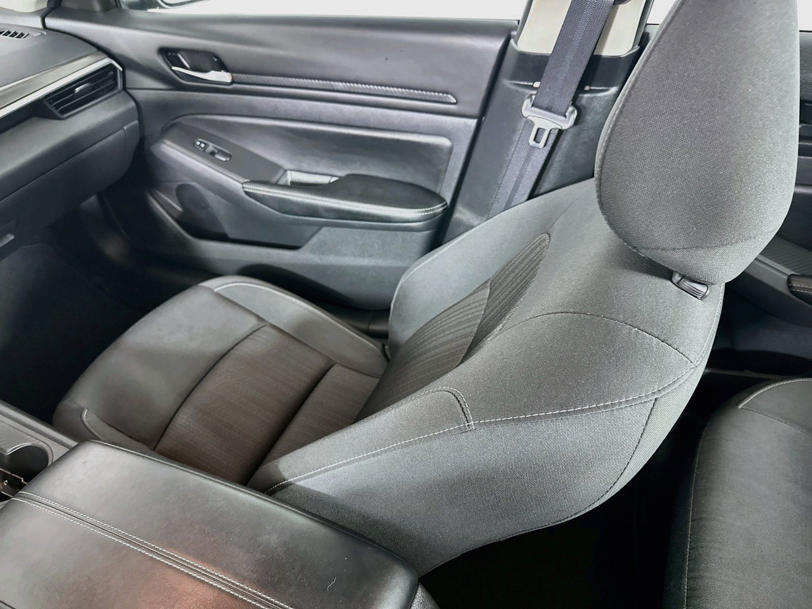 Used 2025 Nissan Altima 2.5 SV FWD image 21