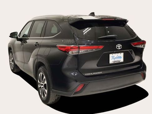 Used 2023 Toyota Highlander XLE image 8