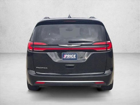 Used 2022 Chrysler Pacifica Touring-L FWD image 6