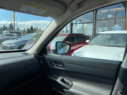 Used 2025 Nissan Pathfinder SV FWD image 38