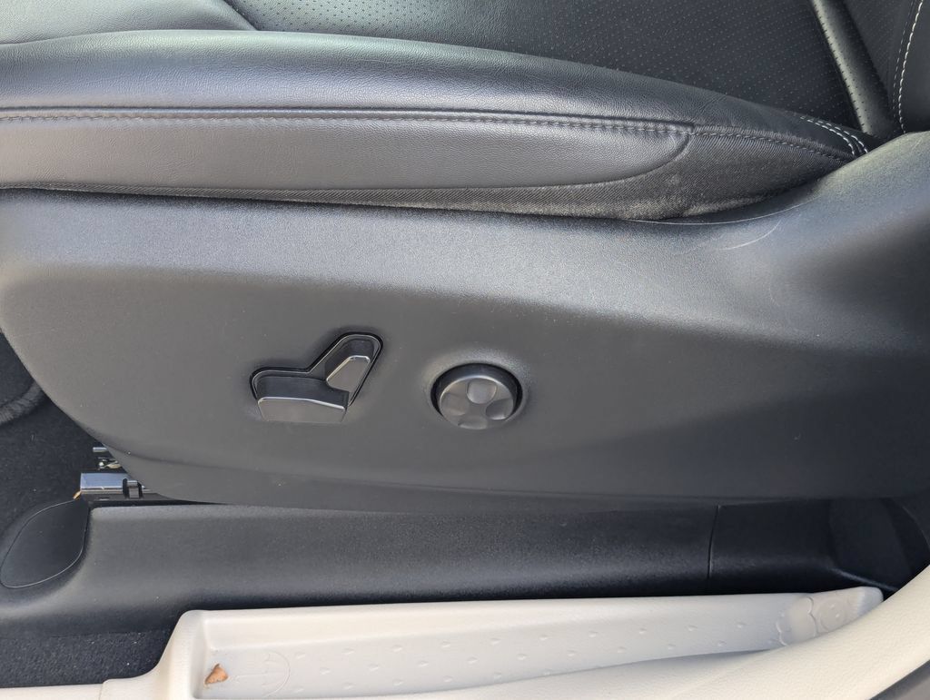 Used 2024 Chrysler Pacifica Touring-L FWD image 26