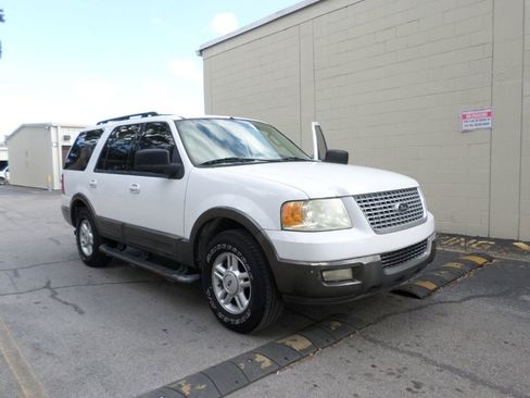 Used 2005 Ford Expedition XLT image 2