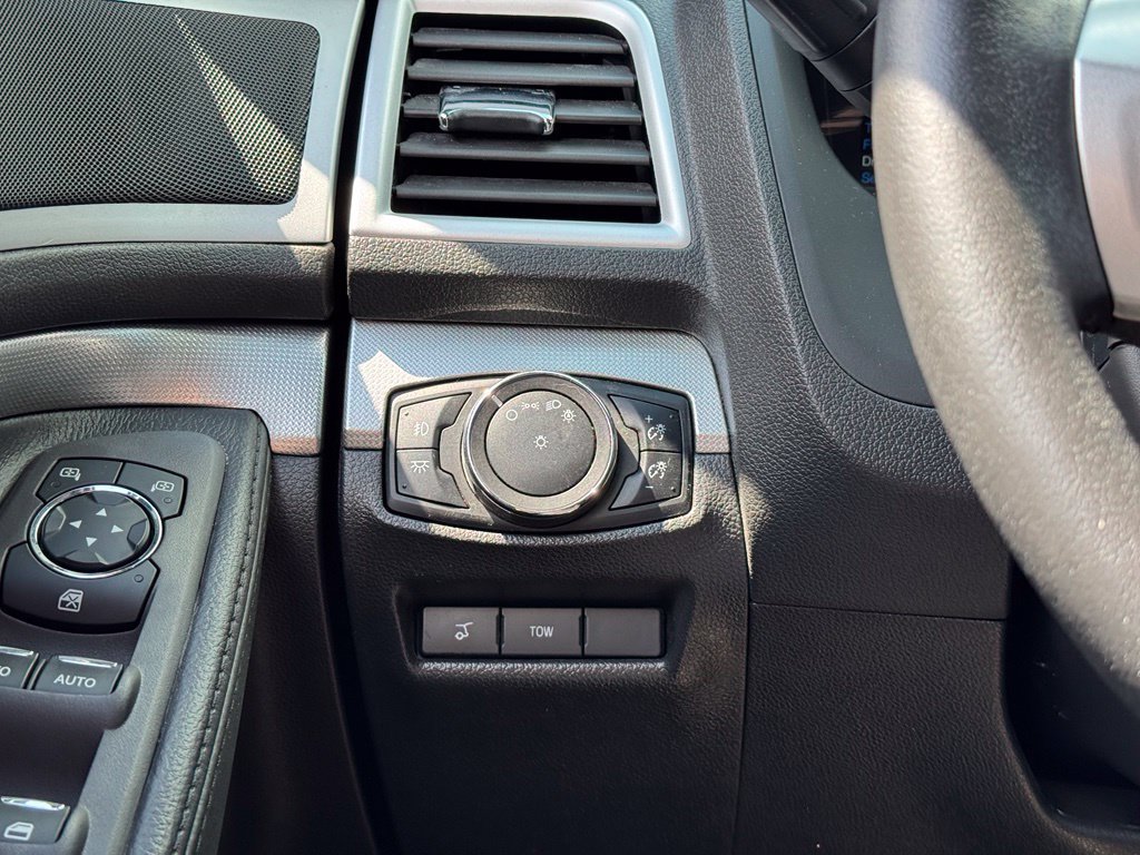 Used 2015 Ford Explorer XLT w/ Equipment Group 202A AWD/4WD image 31