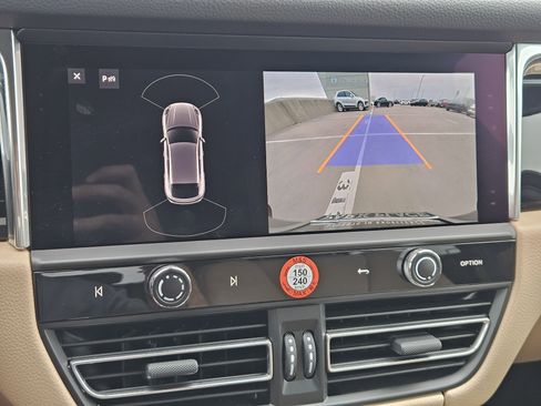 Certified 2026 Porsche Macan AWD/4WD image 18