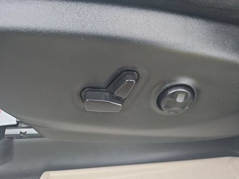 Used 2024 Chrysler Pacifica Touring-L FWD image 12