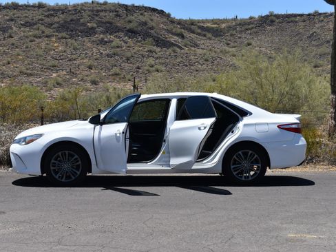 Used 2017 Toyota Camry SE w/ Moonroof Package FWD image 6