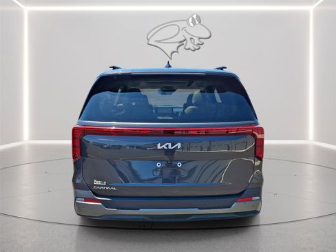 Used 2025 Kia Carnival SX FWD image 4