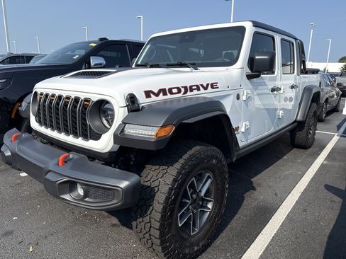 Used 2025 Jeep Gladiator Mojave w/ Convenience Group AWD/4WD image 4