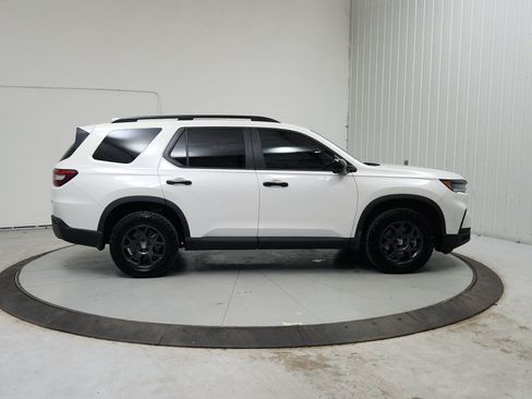 Used 2025 Honda Pilot TrailSport image 9
