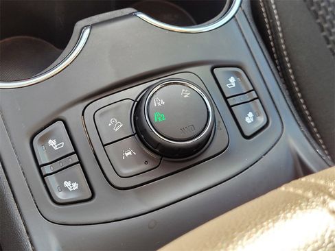 Used 2022 GMC Terrain SLE w/ Driver Convenience Package image 17