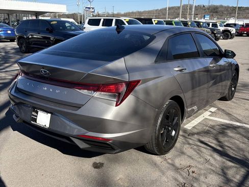 Used 2021 Hyundai Elantra SEL w/ Convenience Package image 3