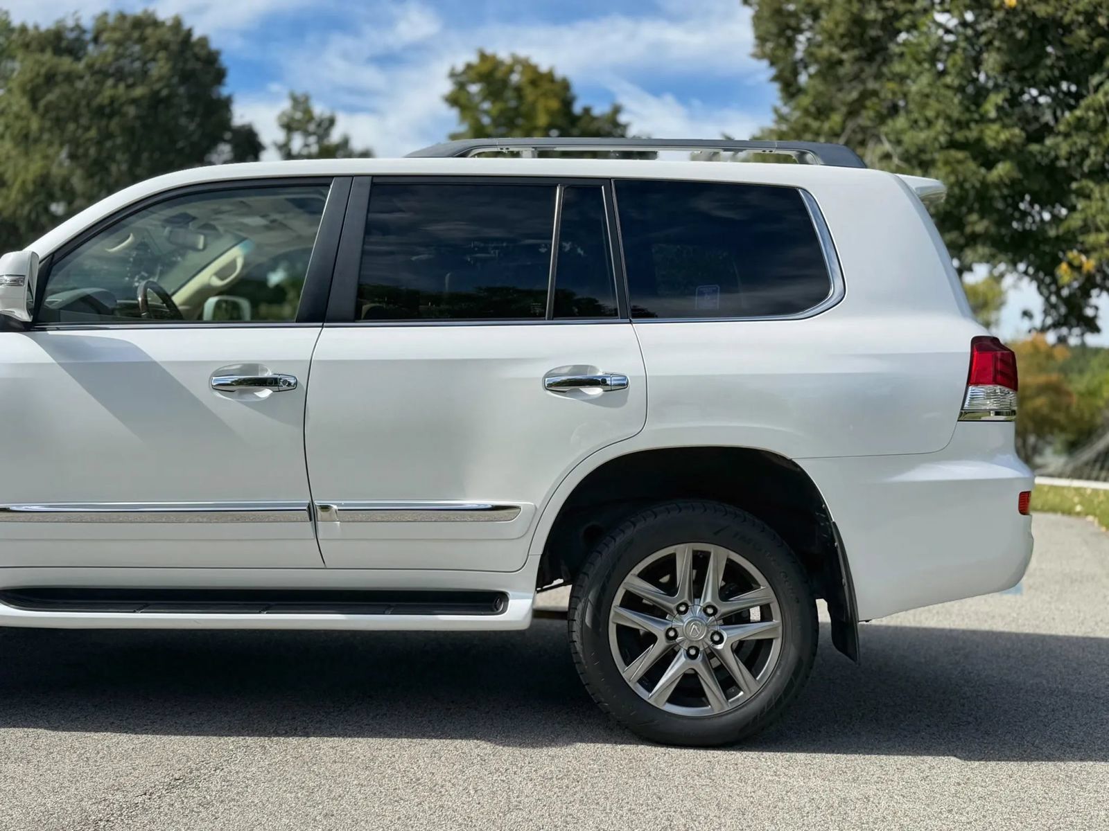 Used 2013 Lexus LX 570 4WD w/ Luxury Pkg image 25