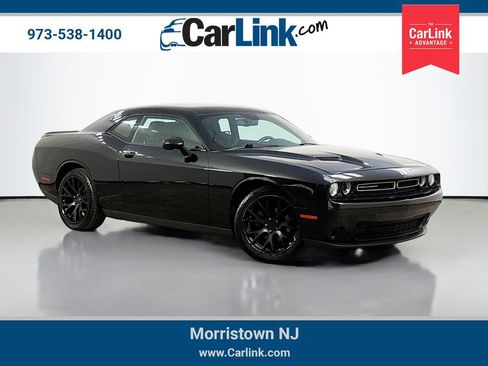 Used 2017 Dodge Challenger SXT RWD image 1