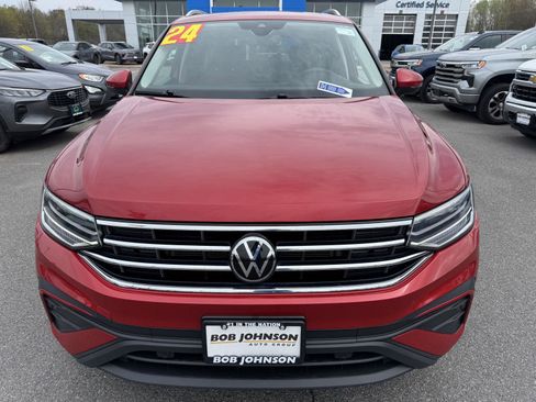 Used 2024 Volkswagen Tiguan SE AWD/4WD image 2
