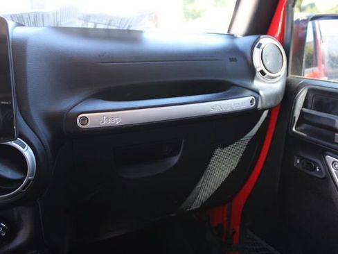 Used 2018 Jeep Wrangler Unlimited Sahara AWD/4WD image 16