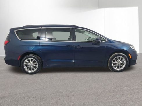 Used 2022 Chrysler Pacifica Touring-L image 35