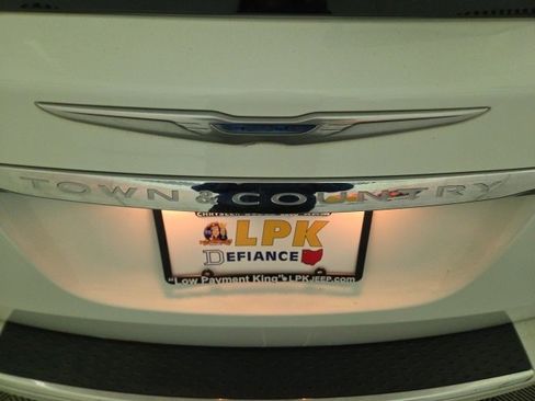 Used 2015 Chrysler Town & Country Touring image 54