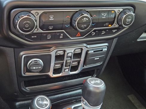 Used 2021 Jeep Wrangler Unlimited Sahara image 21