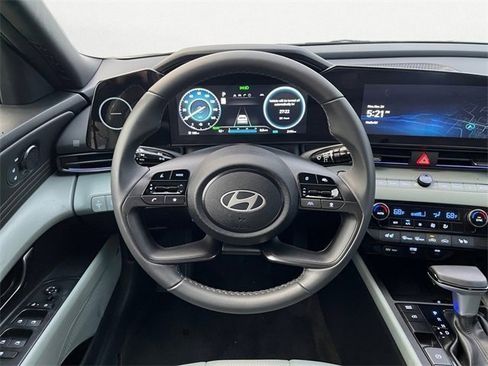 Used 2025 Hyundai Elantra Limited image 13