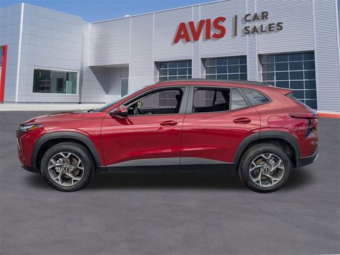 Used 2025 Chevrolet Trax LT w/ LT Convenience Package image 10