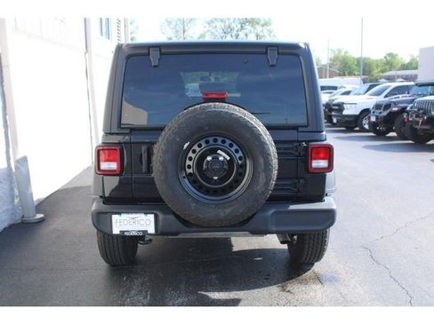 Used 2022 Jeep Wrangler Unlimited Sport AWD/4WD image 4