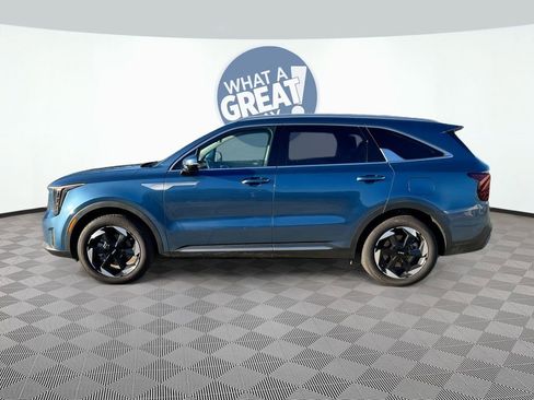 Certified 2025 Kia Sorento EX image 3