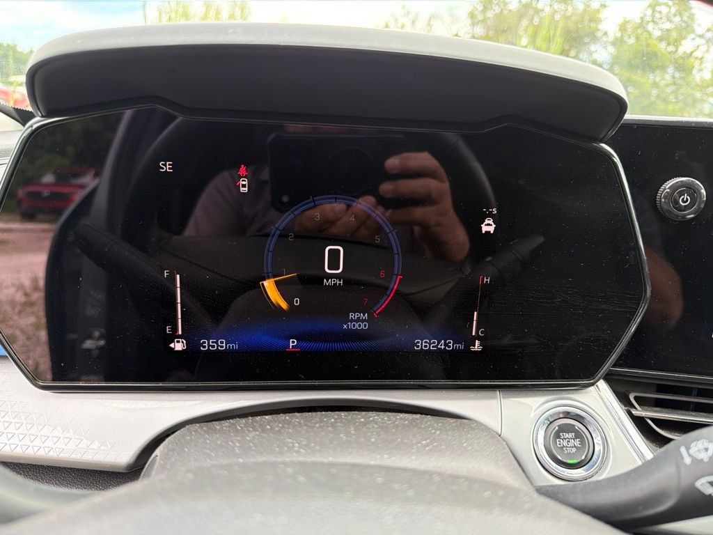 Used 2025 Chevrolet Trax LT w/ LT Convenience Package FWD image 2