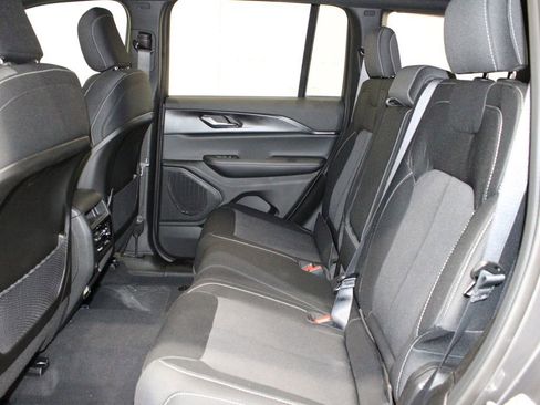 New 2025 Jeep Grand Cherokee Laredo image 10