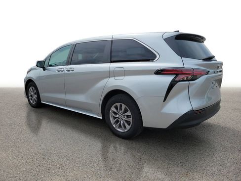 Used 2022 Toyota Sienna LE FWD image 3