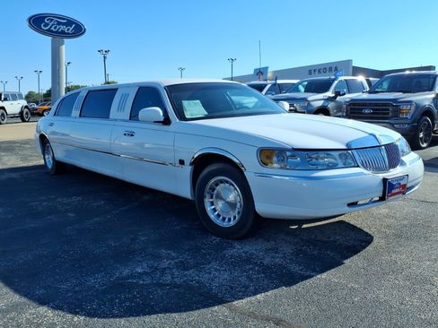 Used 1999 Lincoln Town Car Executive RWD image 3