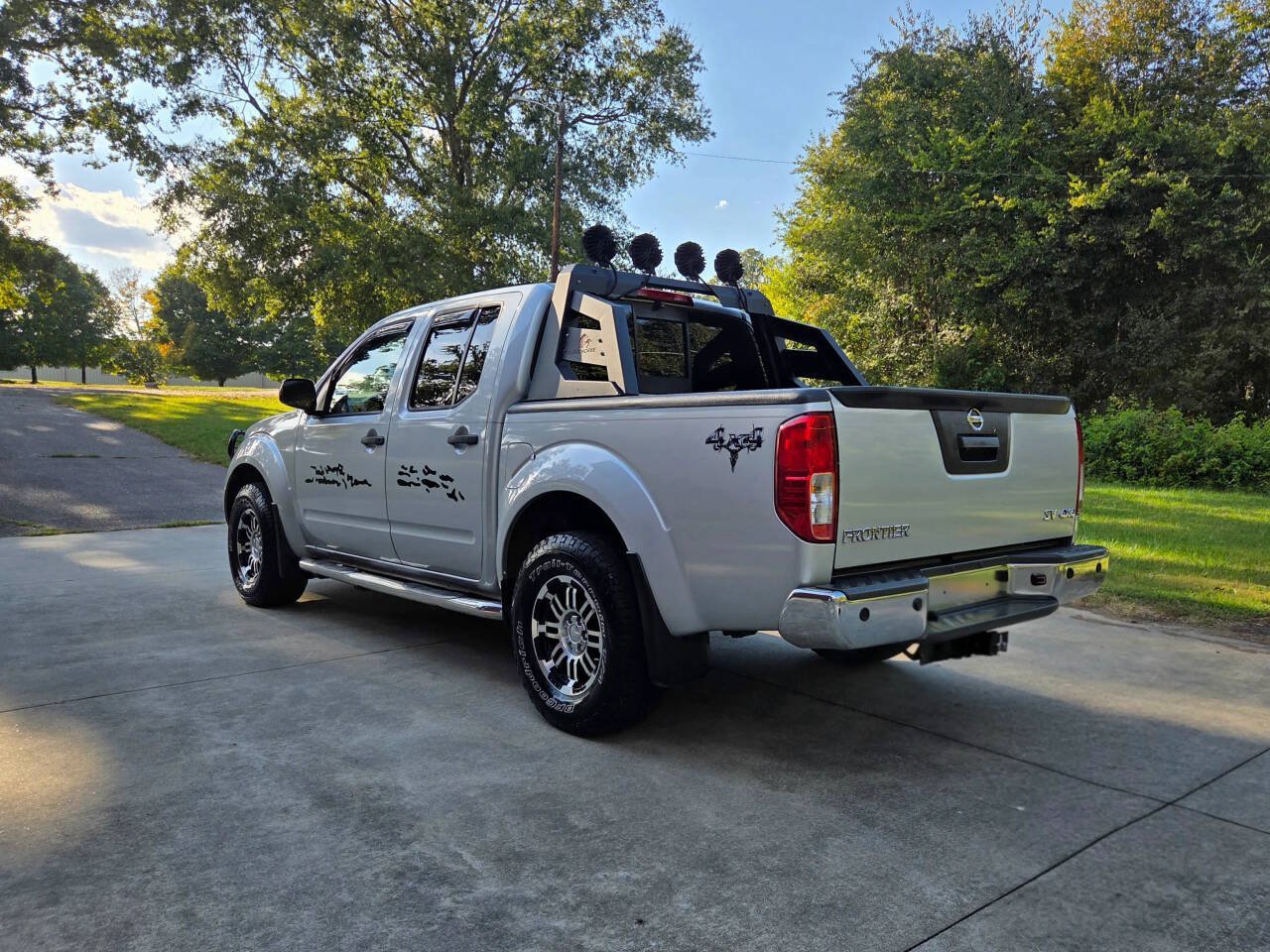 Used 2017 Nissan Frontier SV w/ SV Value Truck Package AWD/4WD image 8