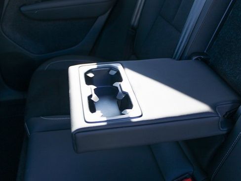 Used 2025 Volvo XC40 B5 Plus image 34