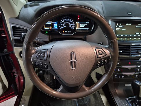 Used 2018 Lincoln MKT AWD image 12