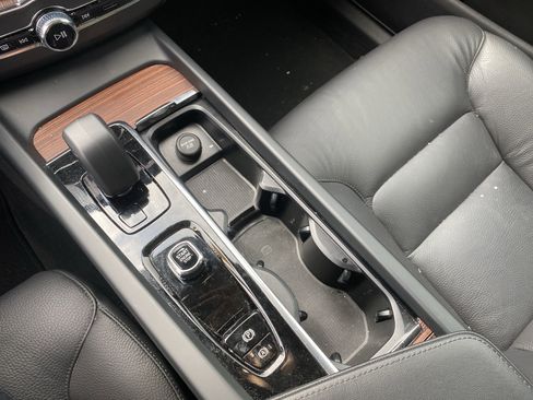 Used 2024 Volvo XC60 B5 Plus image 23