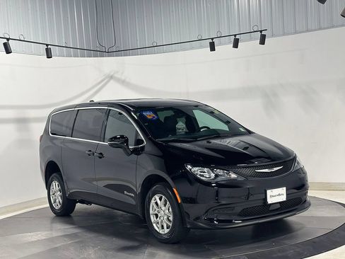 Used 2027 Chrysler Pacifica LX FWD image 4