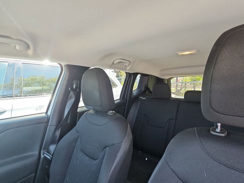 Used 2018 Jeep Renegade Altitude AWD/4WD image 8