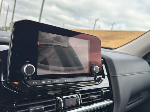 Used 2025 Nissan Pathfinder SV image 24