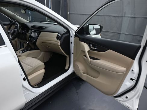 Used 2019 Nissan Rogue SV w/ Premium Package image 45