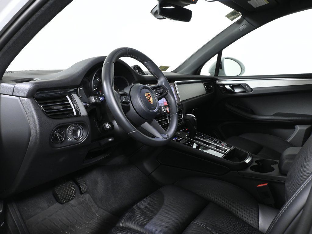 Used 2026 Porsche Macan AWD/4WD image 4