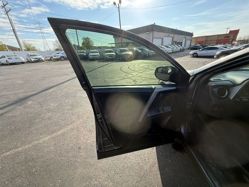 Used 2017 Toyota RAV4 LE image 15