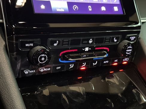 New 2025 Jeep Grand Cherokee L Laredo w/ Luxury Tech Group I image 20