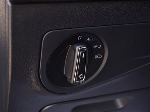 Certified 2022 Volkswagen Tiguan SE w/ Panoramic Sunroof Package image 9