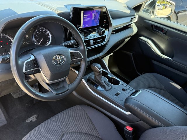 Used 2024 Toyota Highlander LE FWD image 7