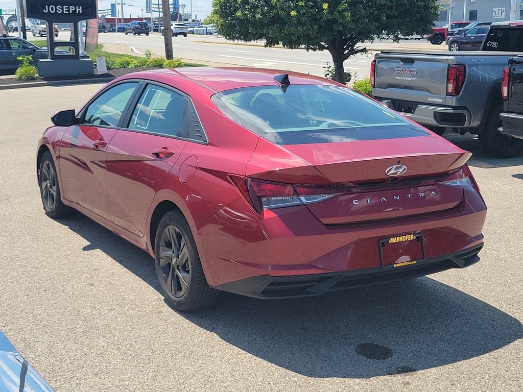 Used 2023 Hyundai Elantra SEL w/ Cargo Package FWD image 2