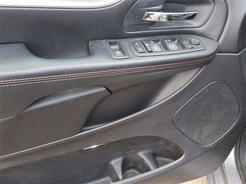 Used 2019 Dodge Grand Caravan GT image 12