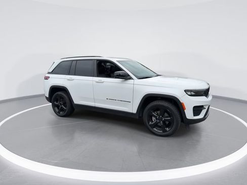 Used 2023 Jeep Grand Cherokee Altitude AWD/4WD image 2