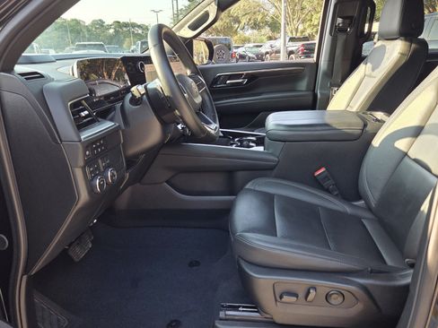 Used 2025 Chevrolet Suburban LT AWD/4WD image 12