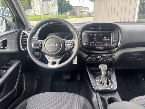 Used 2025 Kia Soul LX w/ LX Technology Package FWD image 2